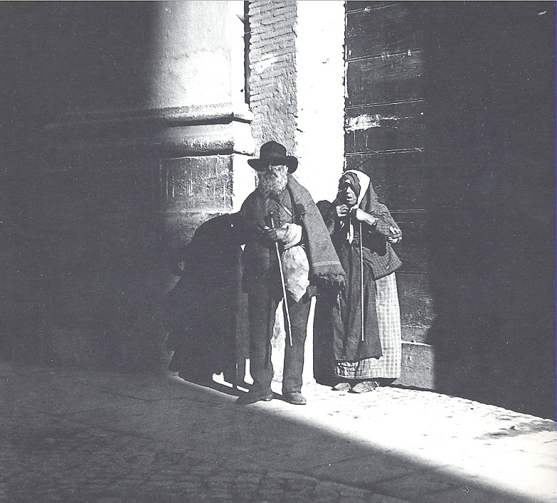 Mendicanti sulla porta della chiesa