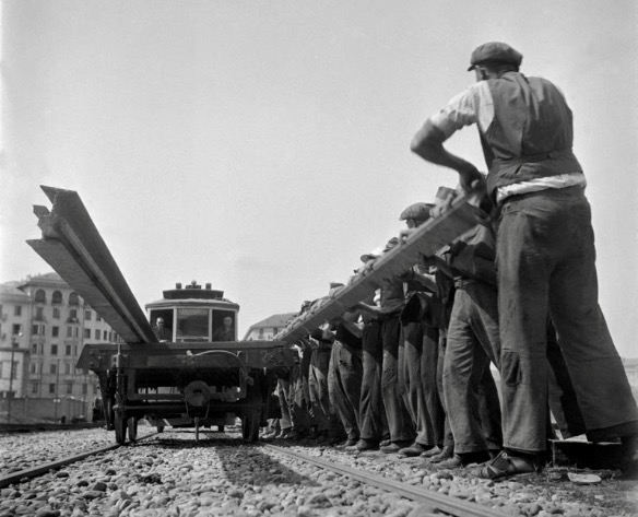 Immagine di operai al lavoro