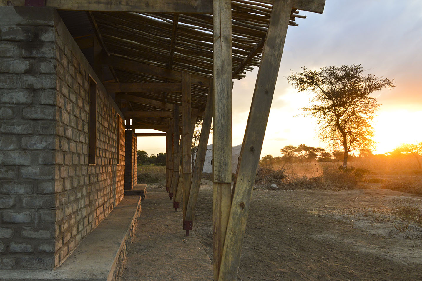 Retro della casa per medici a Maji Moto, Tanzania, foto di Studio | TOTALE