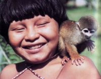 bambino Yanomani con scimmietta