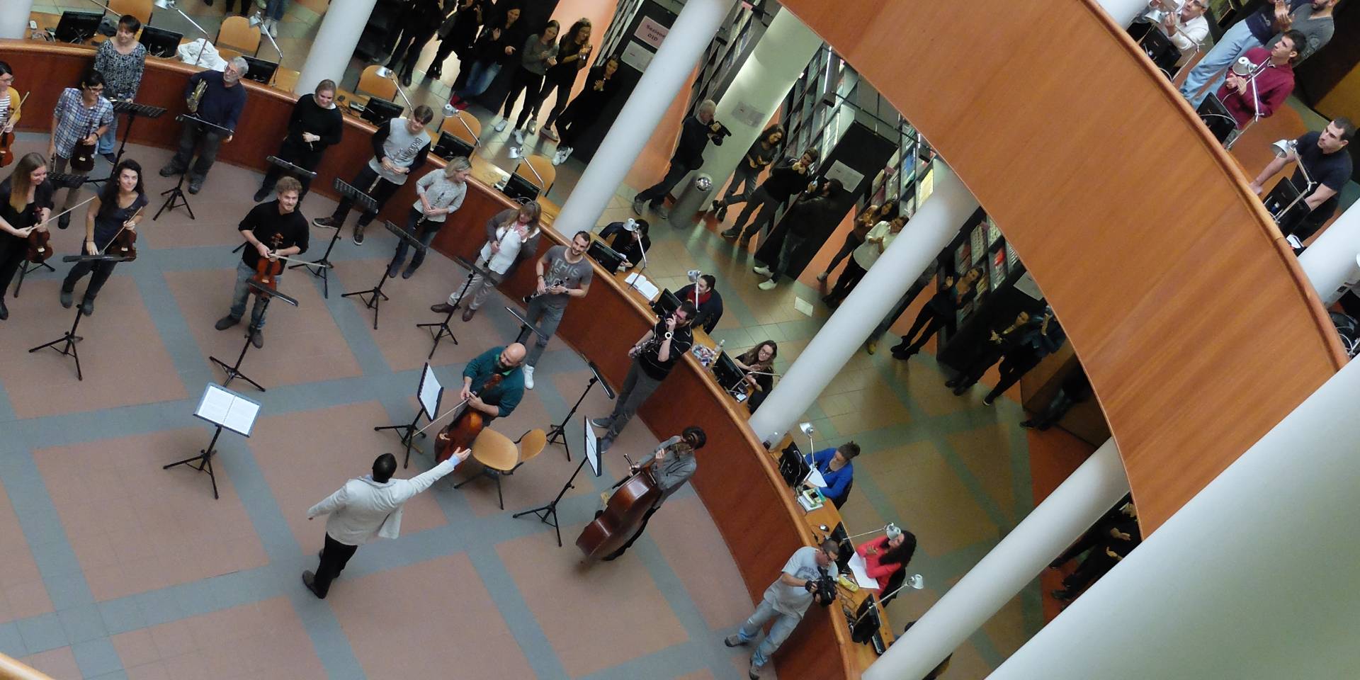 Flash Mob in Biblioteca